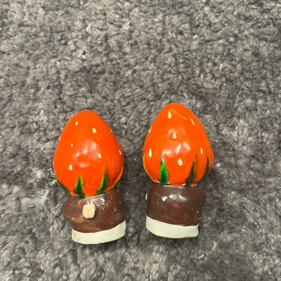 Vintage salt and pepper shakers - Picture 3 of 5